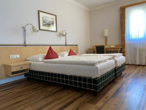 Un pat sau paturi într-o cameră la Sporthotel Royer
