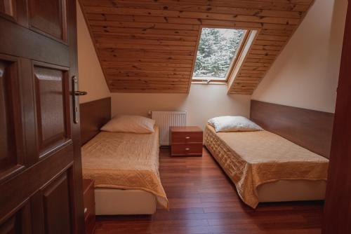 Postel nebo postele na pokoji v ubytování Dworek Dębina