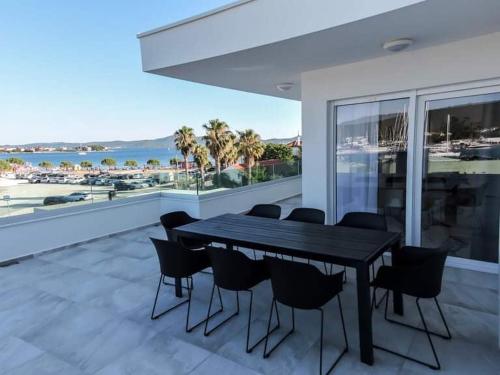 una sala da pranzo con tavolo e sedie e l'oceano di Luxury Villa Jasna 1 a Bibinje (Bibigne)