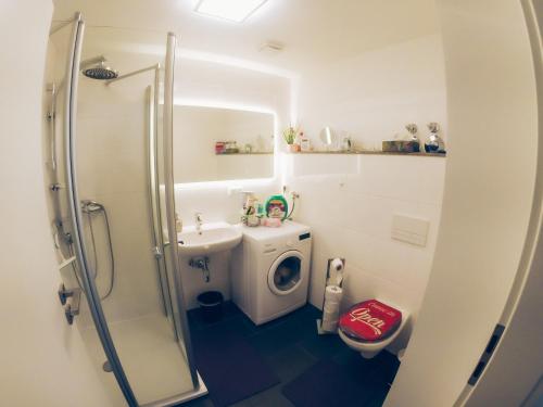 een badkamer met een wastafel en een wasmachine bij Ferienwohnung in Dresden