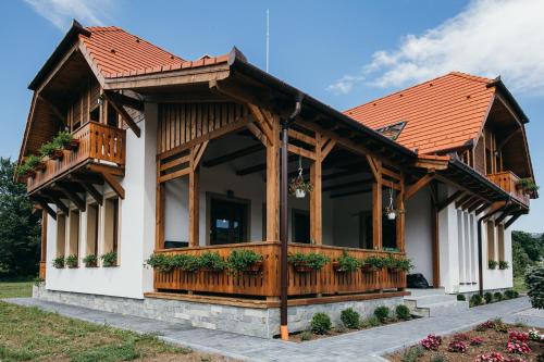 una casa con balcone con piante di Hygge Praid a Praid
