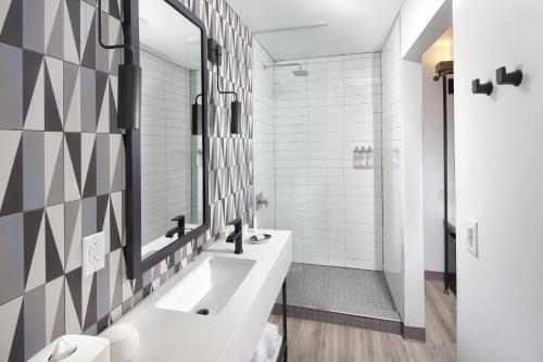 uma casa de banho com um lavatório e um espelho em The Tuxon Hotel, Tucson, a Member of Design Hotels em Tucson