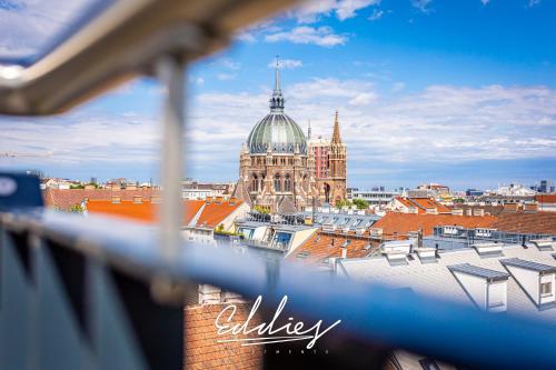 een balkon met uitzicht op de stad bij Eddie’s Design Apartments in Wenen