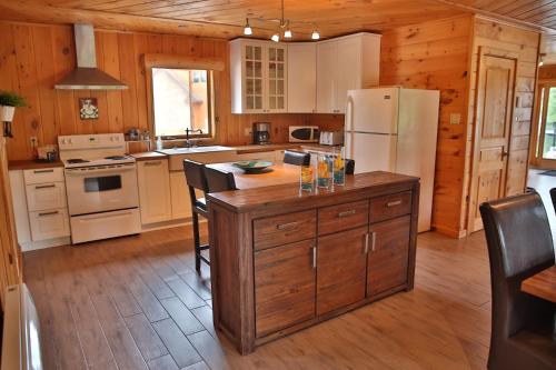 Кухня или мини-кухня в Les Chalets du Lac Serein (Milot)
