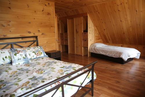 Кровать или кровати в номере Les Chalets du Lac Serein (Milot)