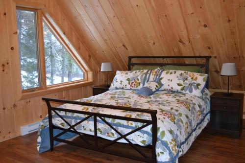 En eller flere senge i et værelse på Les Chalets du Lac Serein (Milot)