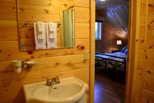 Kúpeľňa v ubytovaní Les Chalets du Lac Serein (Milot)