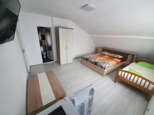 an overhead view of a bedroom with a bed and a mirror at Vila Dan in Costinesti