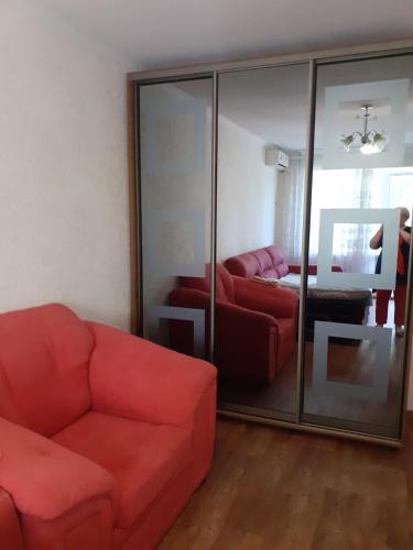 Posezení v ubytování ONE-ROOM APARTMENT - КВАРТИРА 1-ком. В ЦЕНТРЕ