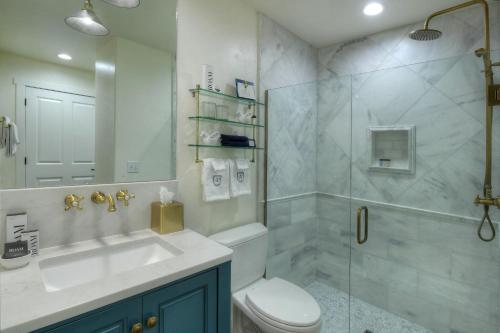 uma casa de banho com um chuveiro, um WC e um lavatório. em Armory Park Inn em Tucson