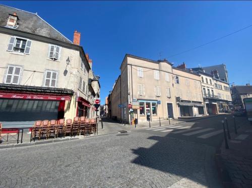 une rue urbaine vide avec des bâtiments sur le côté dans l'établissement beau studio centre ville et proche gare, à Bourges