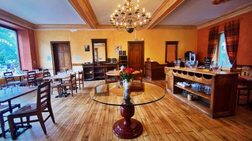 En restaurant eller et andet spisested på hôtel oberland