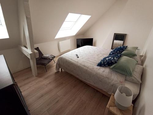 um quarto com uma cama e uma clarabóia em Les Hauts des Caps em Boulogne-sur-Mer