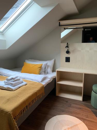 1 dormitorio en el ático con 1 cama y tragaluz en Han Sylte Heimen en Fauske
