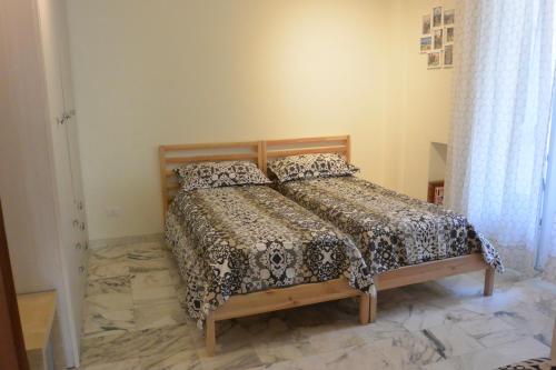 - une chambre avec un lit doté d'une couette et d'oreillers dans l'établissement Mare Foce e Centro, à Sanremo