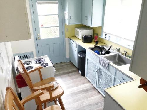 A kitchen or kitchenette at 1950s Charm In The Heart Of Waterbury