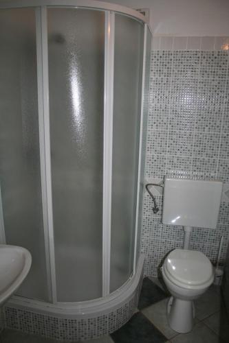 Kamar mandi di Apartmani Mladina