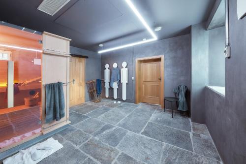 BnB Ai Cav Calanca في Arvigo: غرفة كبيرة مع ممر مع غرفة بدون ملابس