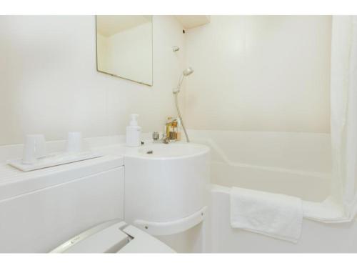 La salle de bains blanche est pourvue de toilettes et d'un lavabo. dans l'établissement HOTEL MYSTAYS Otemae - Vacation STAY 87138, à Osaka