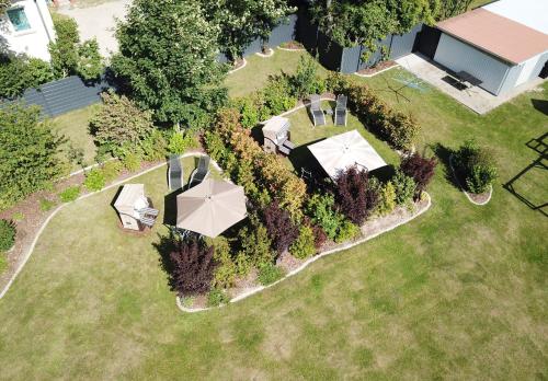 an overhead view of a backyard with a garden at Urlaubsdomizil InselLust-Rügen in Sassnitz