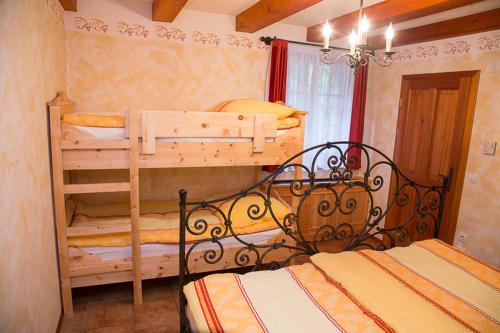 1 Schlafzimmer mit 2 Etagenbetten in einem Zimmer in der Unterkunft Apartment Pod Skalco in Jesenice
