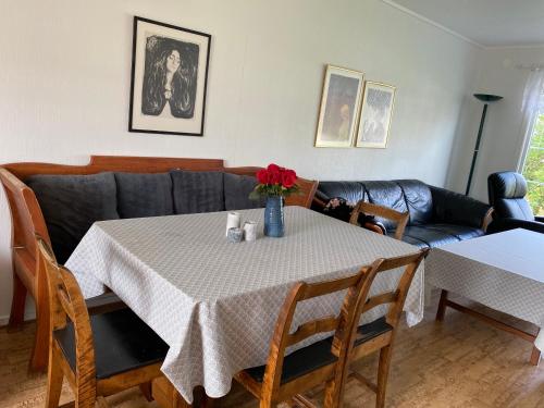 ein Wohnzimmer mit einem Tisch und einem Sofa in der Unterkunft Four Bedroom Guesthouse in Fjerdingen, Harran in Grong