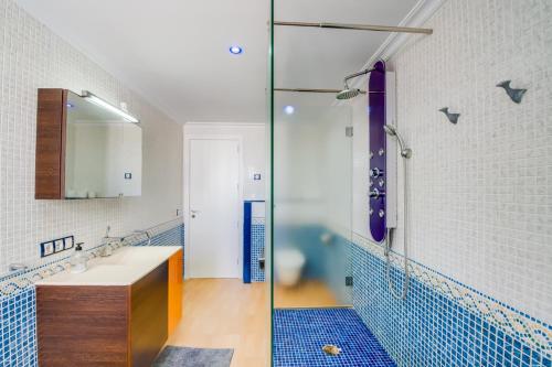 La salle de bains est pourvue d'un lavabo et d'une douche en verre. dans l'établissement Es Mollet, à S'illot