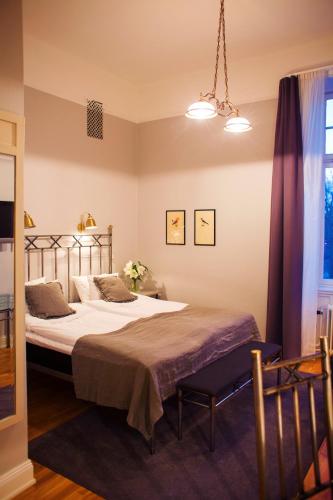 a bedroom with a bed and a window at Grand Hotell Hörnan in Uppsala
