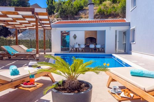 eine Villa mit Swimmingpool und Terrasse in der Unterkunft Villa Matan - only 200m from the sandy beaches, private 28m2 pool in Omiš