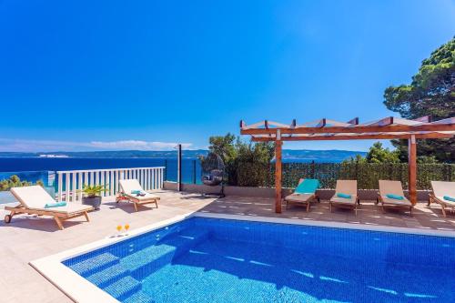 Villa Matan - only 200m from the sandy beaches, private 28m2 pool