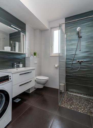 ein Badezimmer mit Toilette und Glasdusche in der Unterkunft Villa Dalmata in Trogir