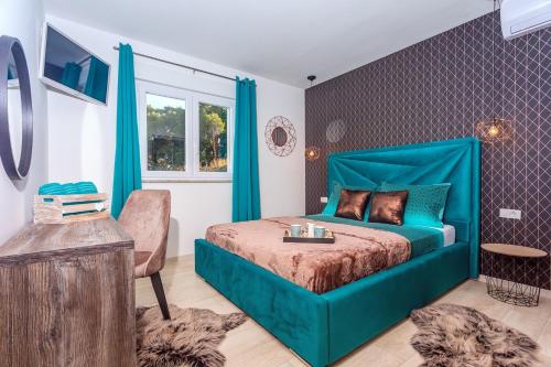 1 dormitorio con cama de color turquesa y cortinas azules en Villa Matan - only 200m from the sandy beaches, private 28m2 pool, en Omiš