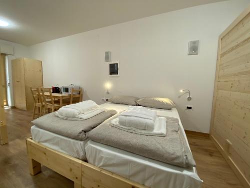 una camera da letto con un grande letto con cuscini sopra di Sky Garden & Wellness R. a Belluno
