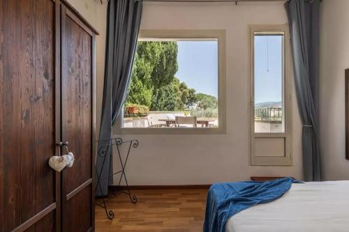 ein Schlafzimmer mit einem Bett und einem großen Fenster in der Unterkunft Capitana Rooms in Costa degli Angeli