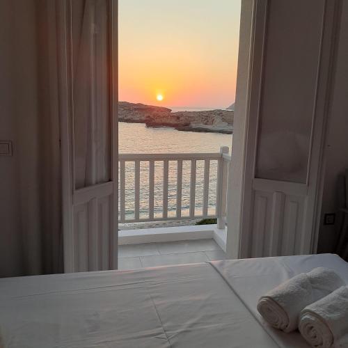 a room with a bed with a view of the ocean at en lefko in Lefkos Karpathou