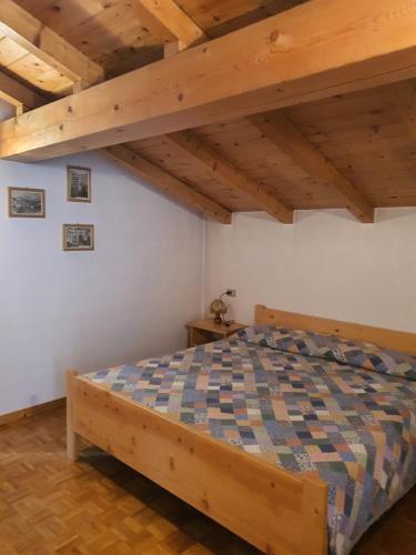 ヴァルディデントロにあるCasa Lanfranchiの木製の天井の客室で、ベッドルーム1室(ベッド1台付)