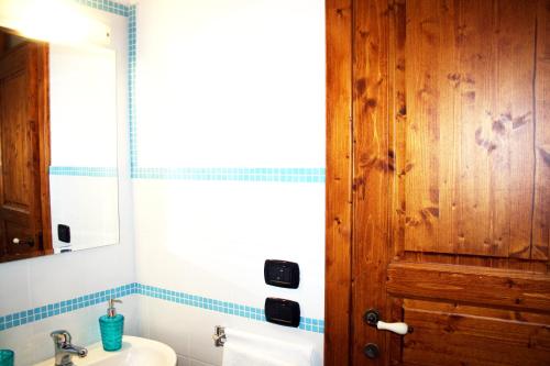 ein Bad mit einem Waschbecken und einem Spiegel in der Unterkunft Residenza Santa Lucia B&B in Galatone
