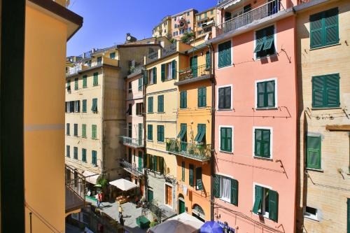 einen Blick auf farbenfrohe Gebäude in einer Stadt in der Unterkunft CATEO in Riomaggiore