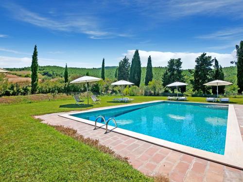 einen Pool im Garten mit Sonnenschirmen in der Unterkunft Belvilla by OYO Casale Nuovo in Chianciano Terme
