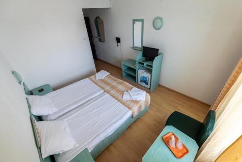 a hospital room with a bed and a mirror at Hotel Capitol in Jupiter