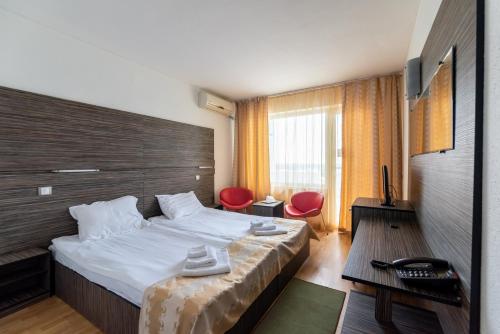 Un pat sau paturi într-o cameră la Hotel Capitol