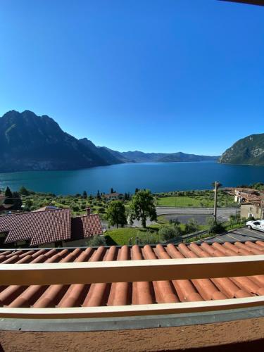 einen Blick auf einen See von einem Dach in der Unterkunft Happy Guest Apartments - Bella Vista in Riva di Solto