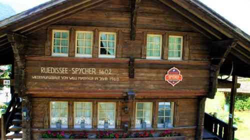 a wooden building with the rousseau sprouler house at B & B Brienz in Brienz