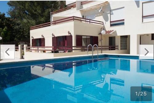 a swimming pool in front of a house at Casa da Piscina in Sesimbra