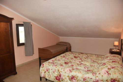 um quarto com uma cama e uma janela em Palmas Dorada em Olmedo