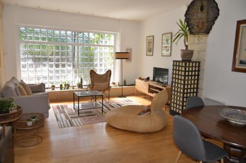 un salon avec un canapé et une table dans l'établissement KAROUBA.31, à Avignon