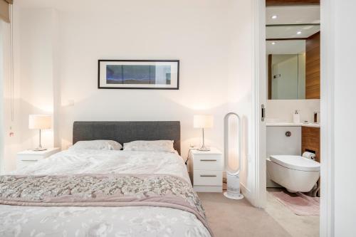 Battersea Reach Luxury Riverside Apartment tesisinde bir odada yatak veya yataklar