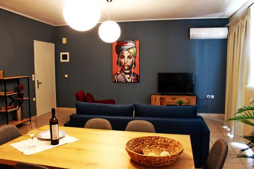 salon z niebieską kanapą i stołem w obiekcie Vallia Suites - Double suite B1 w mieście Nafpaktos
