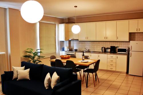 salon i kuchnia ze stołem i kanapą w obiekcie Vallia Suites - Double suite B1 w mieście Nafpaktos