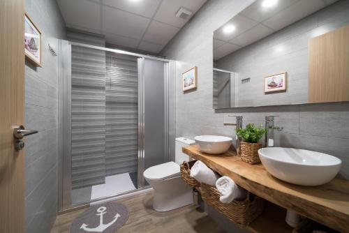 uma casa de banho com 2 lavatórios e um chuveiro em Flats Piera Valencia Center em Valência